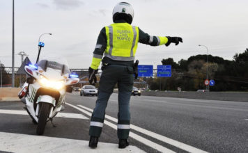 A Garda Civil de Tráfico denuncia comportamentos temerarios por parte de condutores de motocicletas
