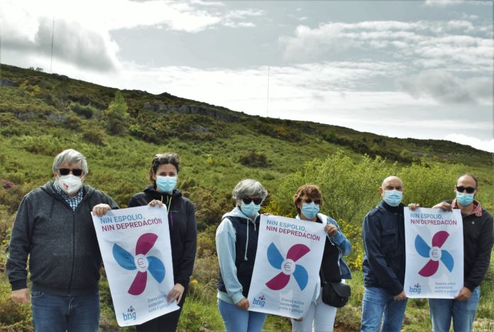 NOA PRESAS e representantes do bng do Ribeiro ante os medidores de ventos instalados no concello de AVIÓN