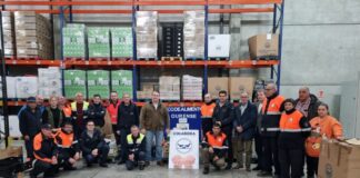 O delegado territorial da Xunta fai entrega dos alimentos non perecedoiros ao banco de alimentos