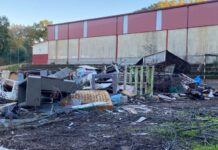 O BNG de Castrelo de Miño denuncia o uso do patio do colexio público como vertedoiro de lixo