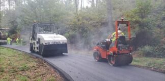Nova pavimentación na estrada de acceso ao pobo de Alemparte, na parroquia de Loureiro do Irixo