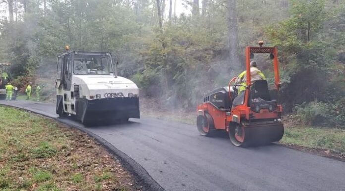 Nova pavimentación na estrada de acceso ao pobo de Alemparte, na parroquia de Loureiro do Irixo