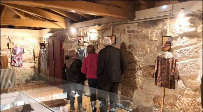 O obradoiro de costura de Sandiás pecha o seu segundo ano de actividade cunha exposición de 50 pezas