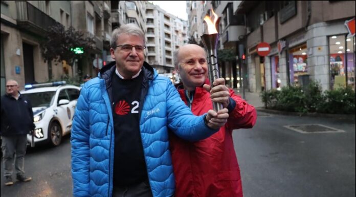 O delegado territorial da Xunta en Ourense participa no Percorrido da Antorcha dos Xogos Nacionais de Fútbol Sala Special Olympics Ourense 2025