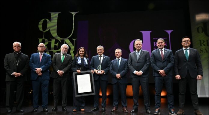 Luis Menor, na entrega do Premio Ourensanía 2025 a Rafael López: “Sentimos orgullo, como pobo, de contar cun ourensán que rescata vidas desde a investigación médica”