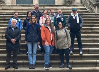 O presidente do Inorde recibe, na escalinata da Catedral de Ourense, aos turoperadores do fam trip pola Vía da Prata
