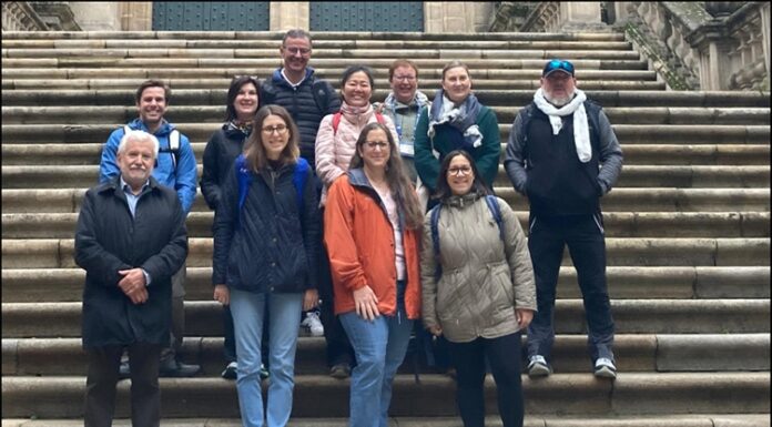 O presidente do Inorde recibe, na escalinata da Catedral de Ourense, aos turoperadores do fam trip pola Vía da Prata
