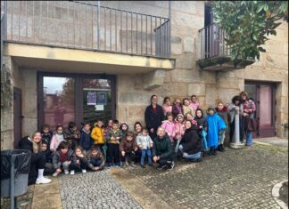 Os bolechas arrincaron notas musicais bailes e gargalladas no escenario de Sandiás coa “muller orquestra”