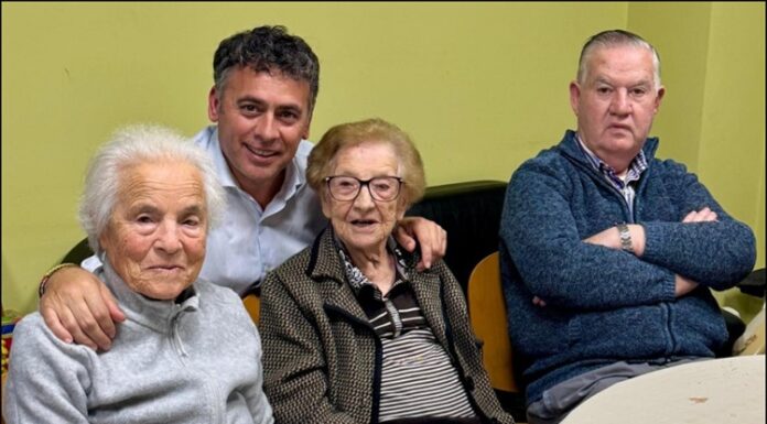 O alcalde de Castrelo de Miño, Avelino Pazos, e a concelleira de Servizos Sociais, Marisol Alonso, visitaron a Vivenda Comunitaria de Castrelo de Miño