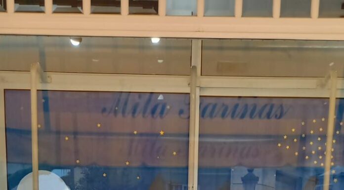 Estanco Nº 5 e Cafetería Roraima gañan os primeiros premios no concurso de escaparates de Nadal