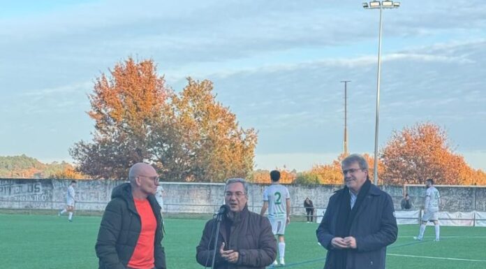 O campo de fútbol de Maside xa conta cunha instalación de céspede artificial e nova iluminación