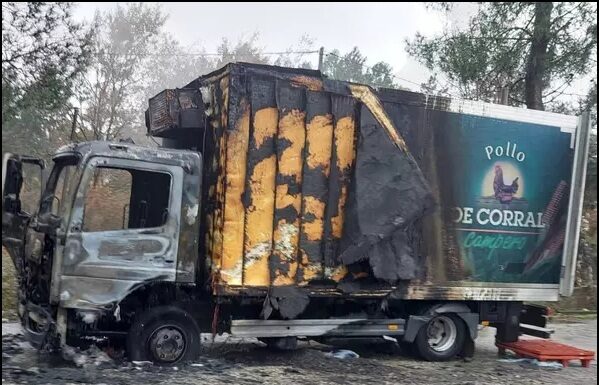 Un camión de Coren arde na OU-504, á altura da gasolineira Avia no concello do Carballiño.
