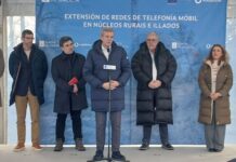 Alfonso Rueda salienta a mellora na cobertura de telefonía móbil na súa visita a Paredes, no concello de Leiro