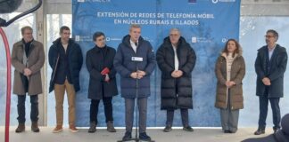 Alfonso Rueda salienta a mellora na cobertura de telefonía móbil na súa visita a Paredes, no concello de Leiro