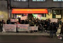 O persoal de Textil Lonia organiza unha caravana de vehículos polo centro de Ourense