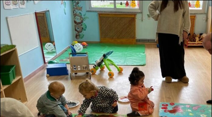 En modo crotoreo chega o entroido acompañado de danzas e trompetas rodeado dunha galaxia de cores atrevidas e mesturadas sen receita