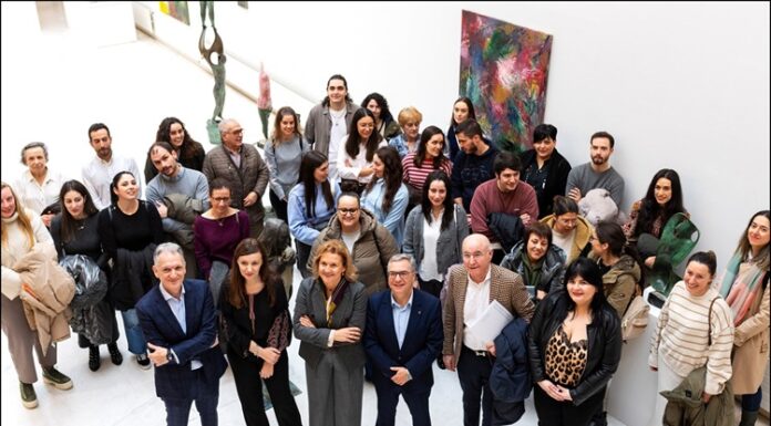 A Deputación recoñece o “labor esencial” das persoas coidadoras coa presentación dunha guía práctica de apoio en colaboración co Sergas