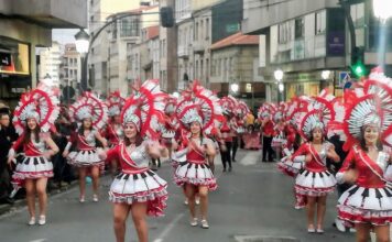 Un total de 15 comparsas serán mañá as protagonistas do gran desfile-concurso do Entroido no Carballiño