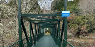 A Concellería de Medio Ambiente restaura a pasarela de ferro sobre o Arenteiro no Parque Municipal