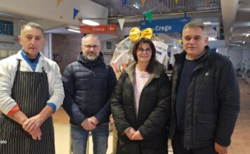 O IES Chamoso Lamas fixo entrega da cesta con produtos da Praza de Abastos sorteada polos estudantes