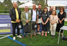 Luis Menor visita o campo de fútbol de Cartelle, unha das infraestruturas deportivas melloradas da provincia co apoio da Deputación