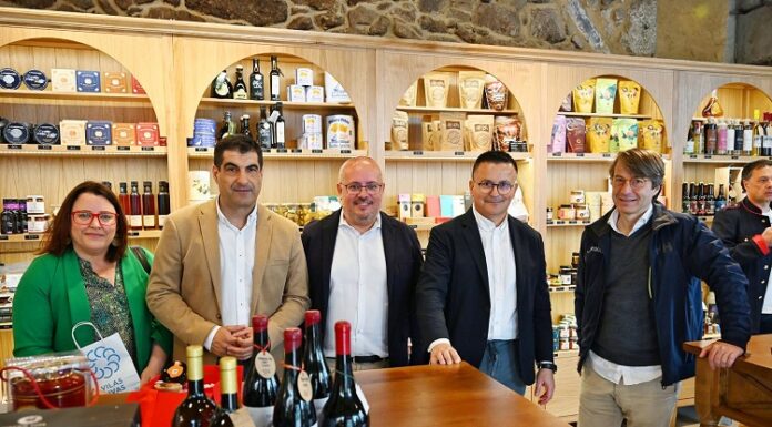 A ‘Feira Galega de Artesáns’ oferta instrumentos, xoias, traxes tradicionais e arranxos frorais en Ribadavia