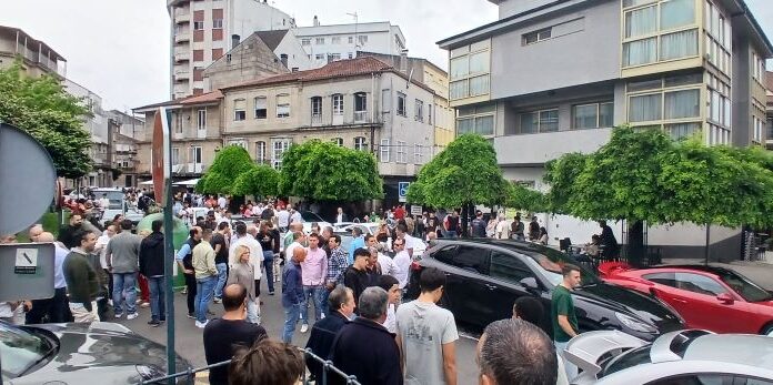 O Carballiño atraxo a centos de visitantes para admirar os vehículos de luxo na 8ª concentración ‘Superdeportivos’