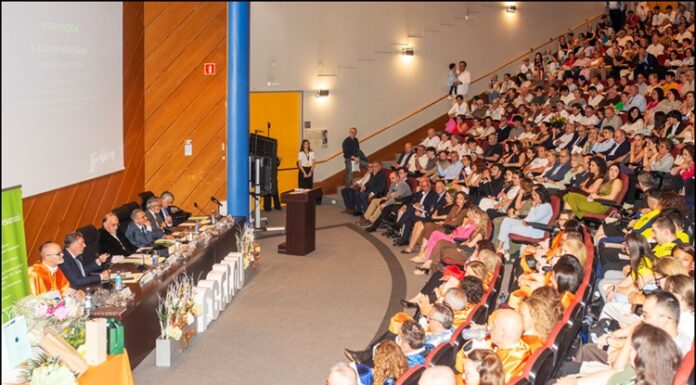 Luis Menor reivindica o Campus de Ourense como un “activo estratéxico” no acto de gradación da Facultade de Ciencias Empresariais e Turismo