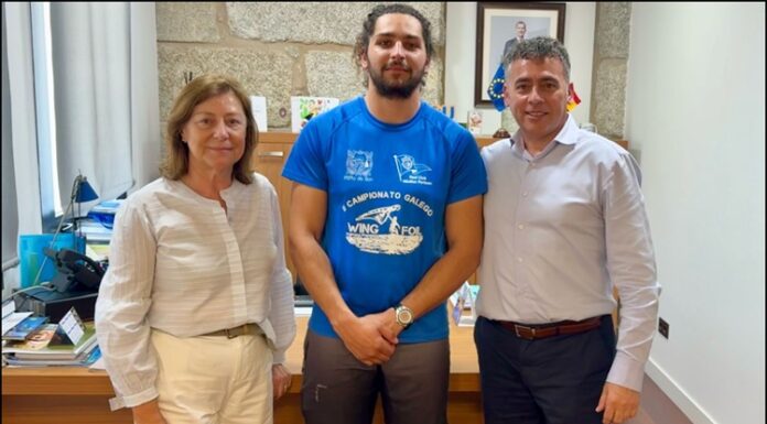 O alcalde de Castrelo de Miño recibe ao campión galego de wingfoil Nicolás Blanco