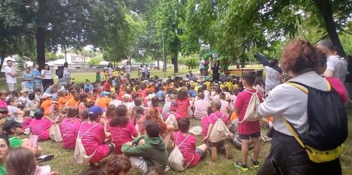 Os colexios do Ribeiro compartiron unha xornada de xogos, obradoiros e confraternidade en Ribadavia