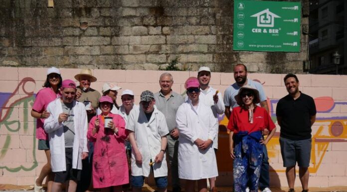 O alumnado do IES Chamoso Lamas e os usuarios de Aspadisi colaboran no mural da rúa Conde Vallellano