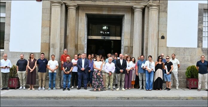 Minuto de silencio en solidariedade coas vítimas do lume la localidade de Los Gallardos