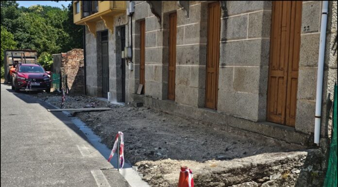 El abandono de las obras en Bieite deja a los vecinos sin accesos seguros durante tres semanas