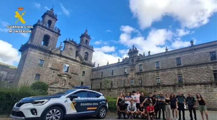 A Garda Civil aloxou a 18 peregrinos de Madrid en Oseira debido a falta de servizos no pavillón deportivo de Cea